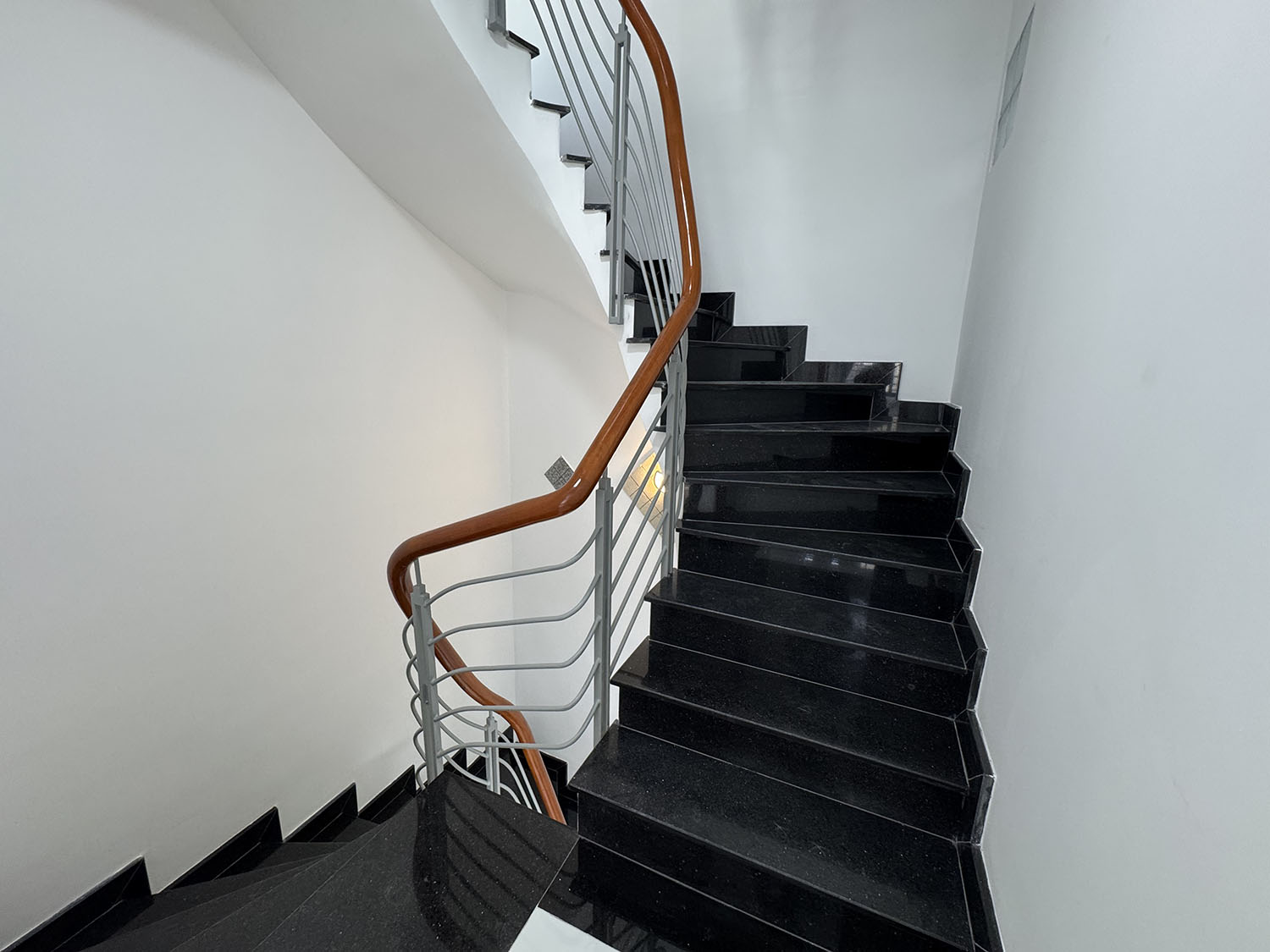 Chính thức mở bán biệt thự mini 3 lầu HXH VF5 khu cao cấp Hoàng Diệu - Trước nhà có sân đỗ ôtô